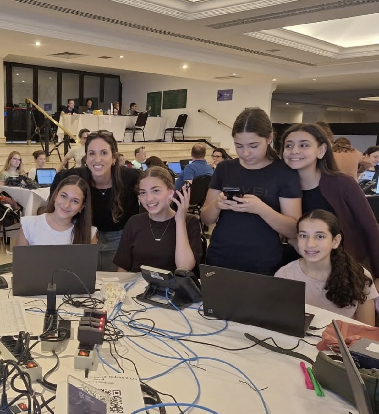 Grupo de voluntarias de distintas generaciones trabajando en la campaña, frente a laptops y teléfonos